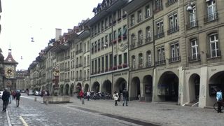 どこまでも続くアーケード、中世の面影を残す石畳、ショッピングも楽しめるスイスの首都です