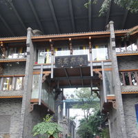 ホテル真横の飲食街。