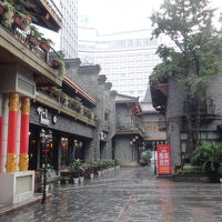 ホテル真横の飲食街。