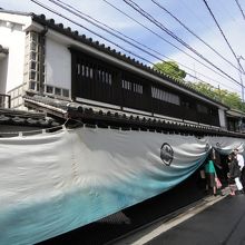 白壁に天幕の美しい旅館