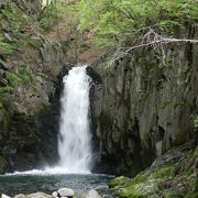 清里市街地から南西方向に約3kmのところにある滝です