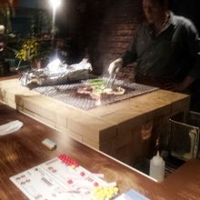 入口には炭焼グリル
