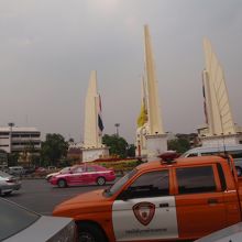 周りはロータリーになっていて交通流が激しい