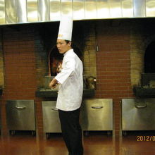 店の入り口で焼いてます