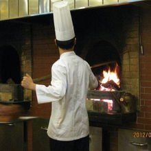 店の入り口で焼いてます。