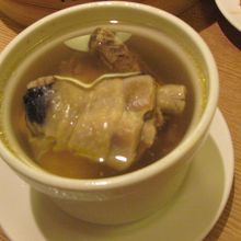 烏骨鶏スープ。身体があたたまる。