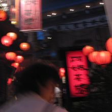 メインストリート。歩くのも大変な混雑ぶり。