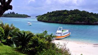 湾全体の造形、海の青、島の緑、浜の白、全てが調和する美しさ