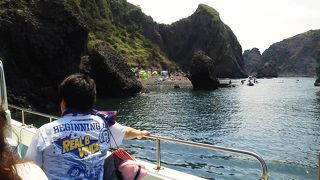 船で渡り泳いだ者しか触れることのできない「海の魅力」がそこにある！