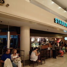 出国時。空港にはスタバもあります。