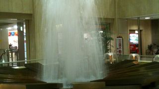 1階の噴水も、最近は寂しげ