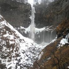 厳冬の谷に流れ落ちる水