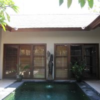 プールの両側にビラ