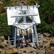 頂上附近にある小さな神社