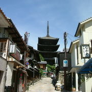 細い路地の向こうに見上げる、この五重塔はまさに京都のシンボル