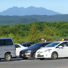 硫黄山駐車場から見た斜里岳