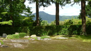 比叡山を借景とする枯山水式の庭園で有名