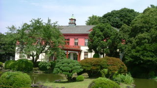 赤い建物は、旧東京医学校（東大医学部）の本館