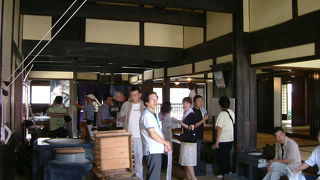 紙や木綿を手広く商っていた豪商、小津清左衛門の屋敷を公開したもの