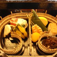 料理も琵琶湖の漁の様子を模したものに工夫されています。
