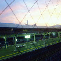 窓の外は岐阜羽島駅が目前。新幹線がよく見えます。
