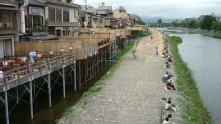 川沿いの堤防には、点々と腰を下ろす人影が見えます