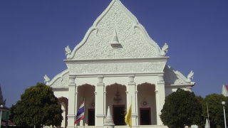 ムーン川のほとりにあります。