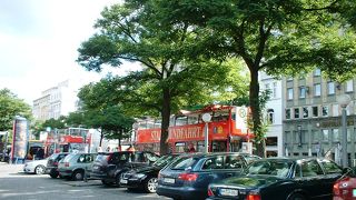 赤い2階建てバスでの市内観光