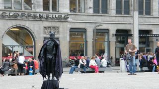 大道芸人の集うアムステルダムの中心地