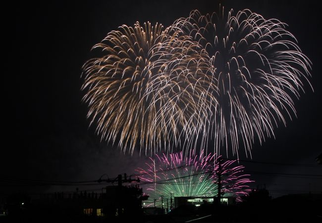 自宅から撮ったので建物が邪魔ですが下が水中花火です