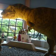 動く恐竜の展示がある