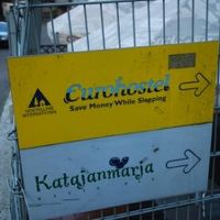 トラムの降り場近くにこんな看板が。すぐ分かります！