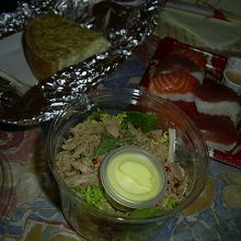 ツナサラダ、スシ、キッシュ。