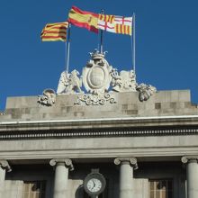 市庁舎のてっぺんにはカタルーニャの旗も