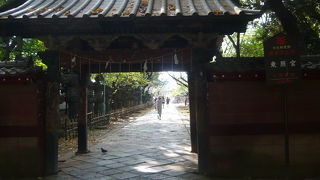 ぼたん苑が有名。絵馬は外国語ばかり。