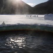 湖の上の露天風呂に入れます