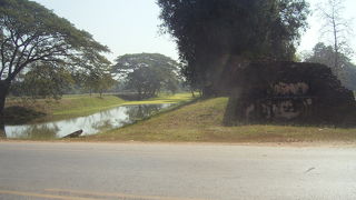城壁の中に遺跡があります。