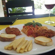 4〜6ドルのプレートで、グラスワインは2ドル。