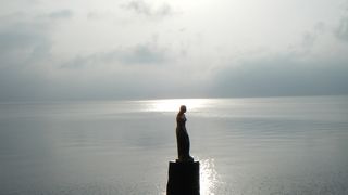 金色に光る辰子像