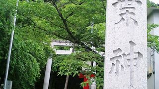 緑が多い雰囲気のいい神社です