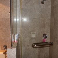 主寝室のシャワーブース