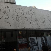 建物の側面にもピカソの絵