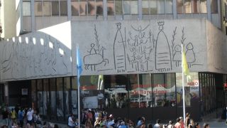 建物の壁にピカソの壁画が描かれています