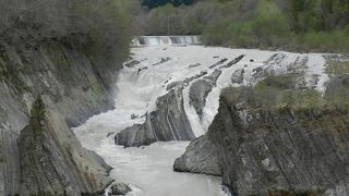 公園内にかかる橋から眺める「千鳥ケ滝」が圧巻！