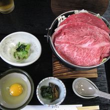 牛鍋：大きいお肉が・・