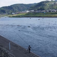 店の前は三隈川。鮎釣り人がいます。