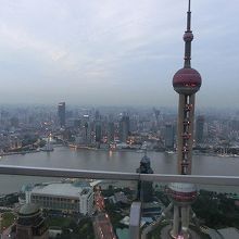 日が暮れる前に１枚。上海で一番高い場所にあるテラス？？？