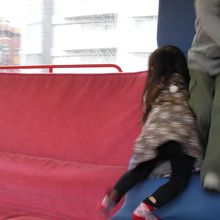 柔らかいソファーで覆われてます