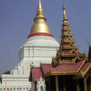 ビルマ風の寺院です。