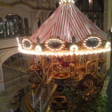 室内にはメリーゴーランドも。結構ゴージャスでしたヨ☆